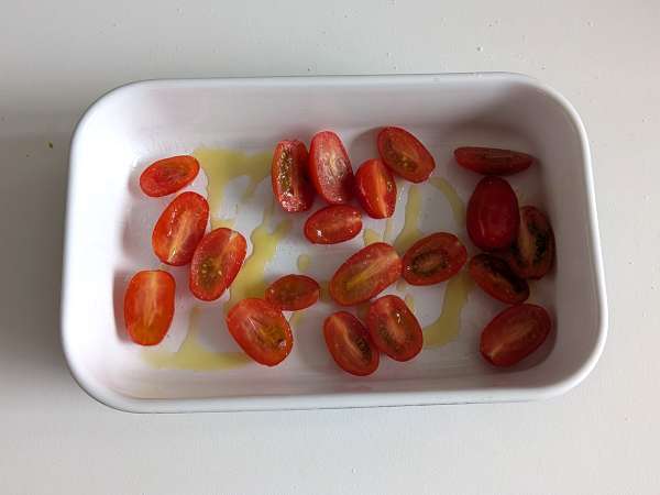 Cestinhas rústicas de pão recheadas com queijo, tomate e azeitona - Preparação Passo 1