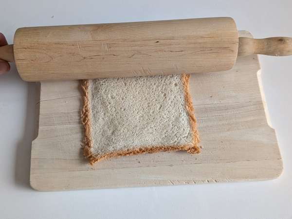 Cestinhas rústicas de pão recheadas com queijo, tomate e azeitona - Preparação Passo 2