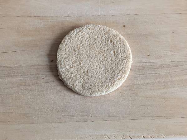 Cestinhas rústicas de pão recheadas com queijo, tomate e azeitona - Preparação Passo 3