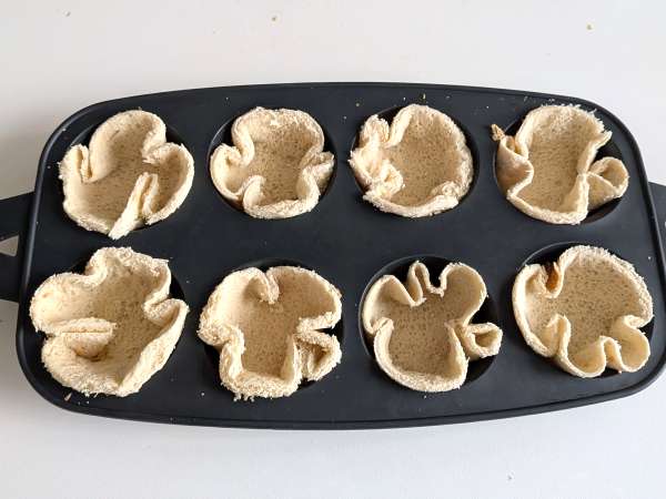 Cestinhas rústicas de pão recheadas com queijo, tomate e azeitona - Preparação Passo 4