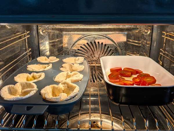 Cestinhas rústicas de pão recheadas com queijo, tomate e azeitona - Preparação Passo 5