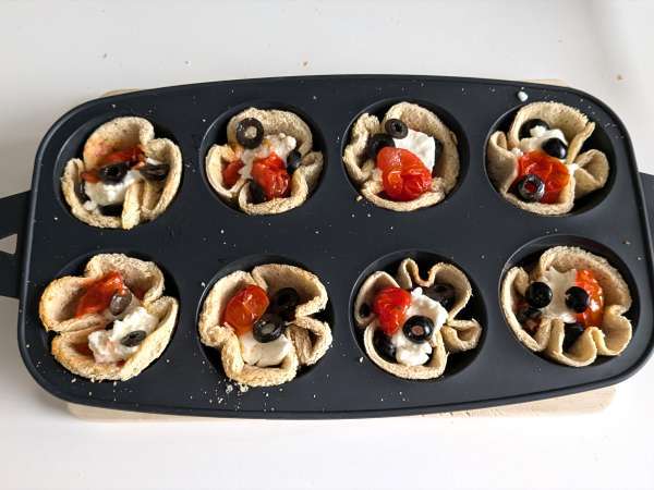 Cestinhas rústicas de pão recheadas com queijo, tomate e azeitona - Preparação Passo 6