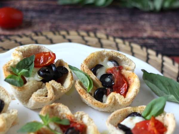 Cestinhas rústicas de pão recheadas com queijo, tomate e azeitona - Preparação Passo 7
