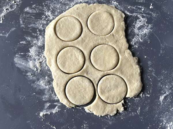 Shortcake de morango: o clássico americano com chantilly e morangos que sempre dá certo - Preparação Passo 4