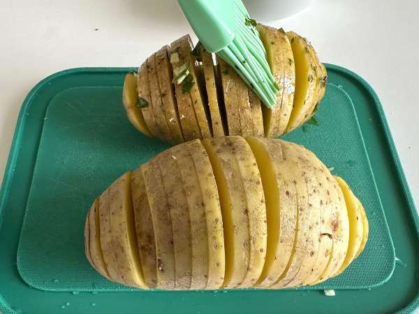 Batata Hasselback na Air Fryer: receita fácil, crocante e cheia de sabor - Preparação Passo 4