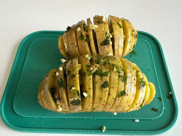 Batata Hasselback na Air Fryer: receita fácil, crocante e cheia de sabor - Preparação Passo 5