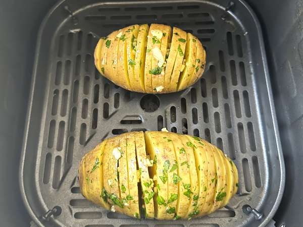 Batata Hasselback na Air Fryer: receita fácil, crocante e cheia de sabor - Preparação Passo 6