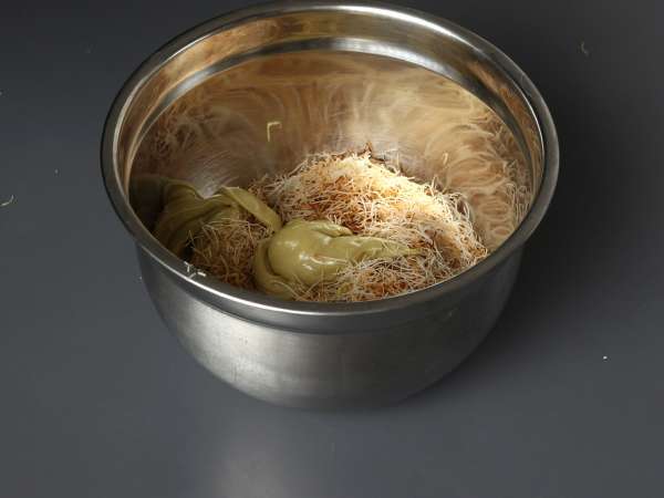 Dubai chewy cookies: a receita viral de mochis recheados com pistache e kadaif - Preparação Passo 3