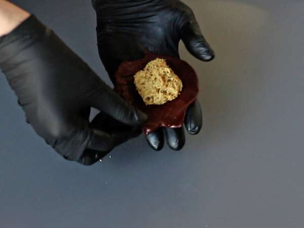 Dubai chewy cookies: a receita viral de mochis recheados com pistache e kadaif - Preparação Passo 9