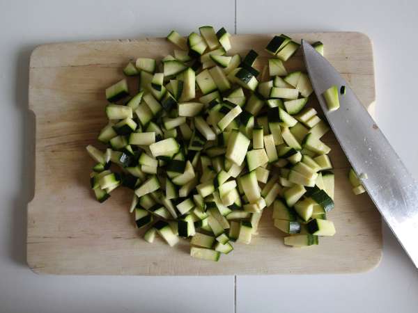 Salada de macarrão orzo com salmão e curgete (abobrinha) - Preparação Passo 3