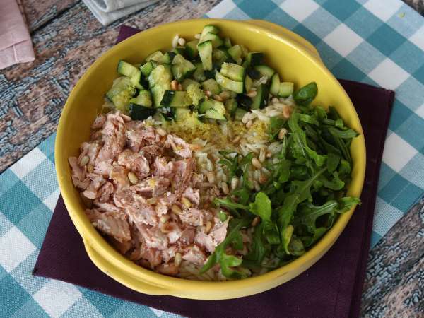 Salada de macarrão orzo com salmão e curgete (abobrinha) - Preparação Passo 8