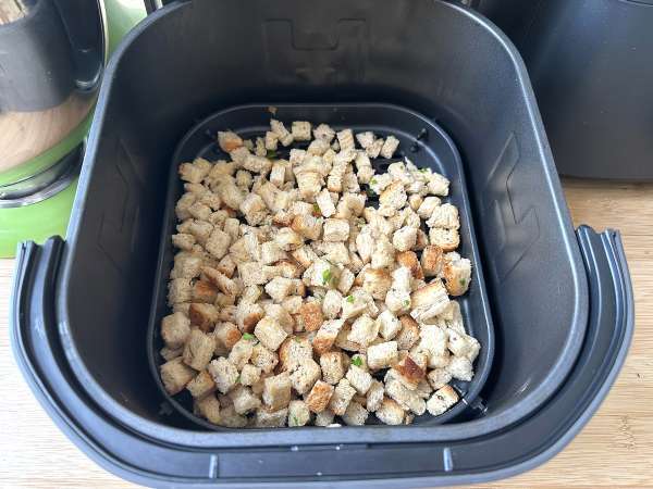 Croutons crocantes de ervas na Air Fryer (fáceis e rápidos) - Preparação Passo 6