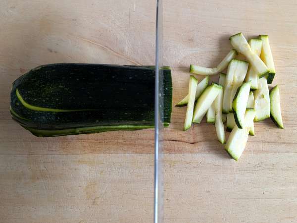 Carbonara de curgete (abobrinha): a versão vegetariana fácil, cremosa e irresistível - Preparação Passo 2