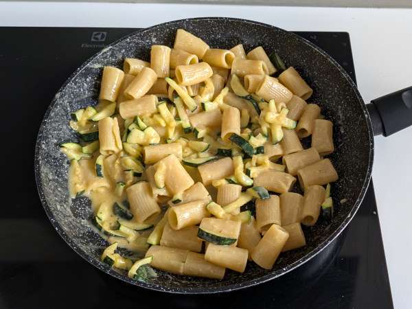 Carbonara de curgete (abobrinha): a versão vegetariana fácil, cremosa e irresistível - Preparação Passo 9