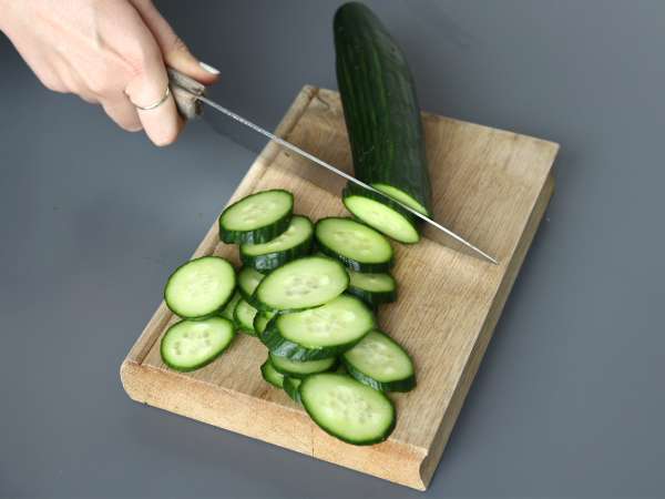 Salada de pepino picante com amendoim - Preparação Passo 1