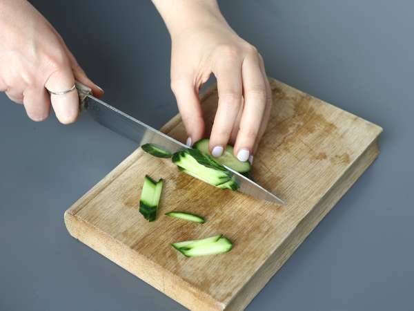 Salada de pepino picante com amendoim - Preparação Passo 2