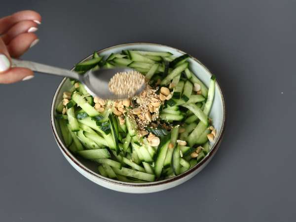 Salada de pepino picante com amendoim - Preparação Passo 3
