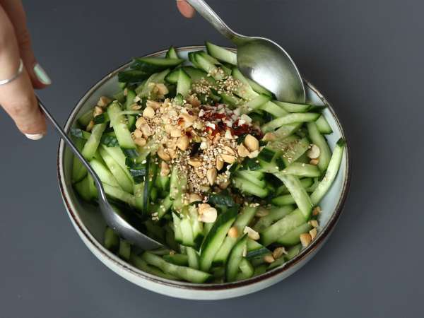 Salada de pepino picante com amendoim - Preparação Passo 8