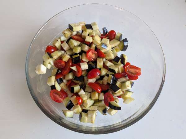 Macarrão com creme de beringela e tomate-cereja: receita simples e saborosa - Preparação Passo 1