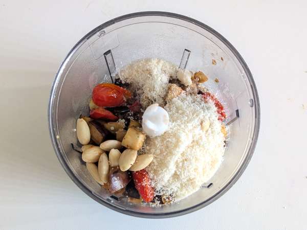 Macarrão com creme de beringela e tomate-cereja: receita simples e saborosa - Preparação Passo 3