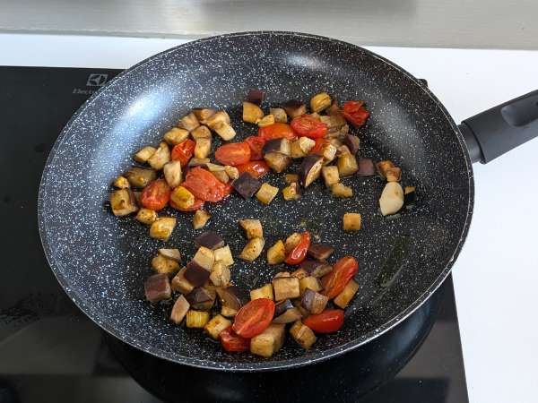 Macarrão com creme de beringela e tomate-cereja: receita simples e saborosa - Preparação Passo 6