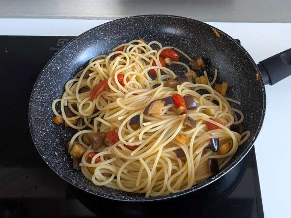 Macarrão com creme de beringela e tomate-cereja: receita simples e saborosa - Preparação Passo 7