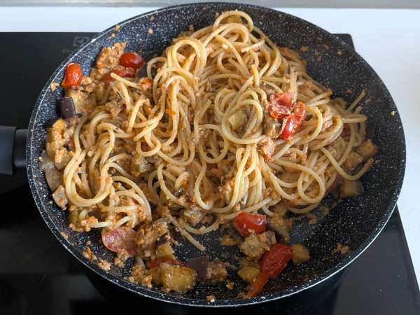 Macarrão com creme de beringela e tomate-cereja: receita simples e saborosa - Preparação Passo 8