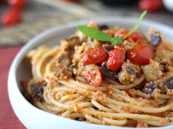 Macarrão com creme de beringela e tomate-cereja: receita simples e saborosa - Preparação Passo 9