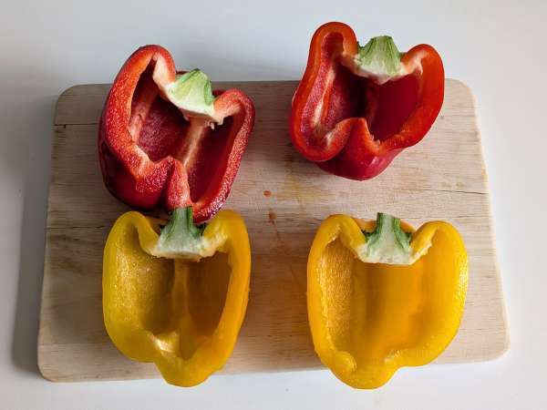 Pimentões recheados vegetarianos com mussarela e legumes - Preparação Passo 1