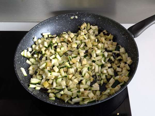 Pimentões recheados vegetarianos com mussarela e legumes - Preparação Passo 3