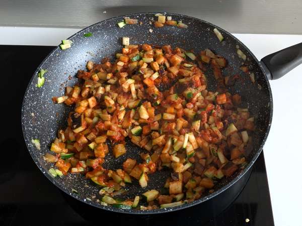 Pimentões recheados vegetarianos com mussarela e legumes - Preparação Passo 4