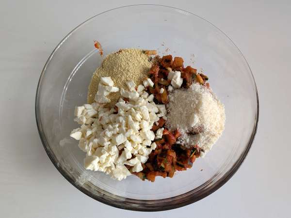 Pimentões recheados vegetarianos com mussarela e legumes - Preparação Passo 5