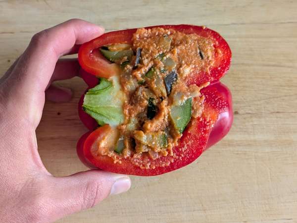 Pimentões recheados vegetarianos com mussarela e legumes - Preparação Passo 6