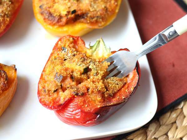Pimentões recheados vegetarianos com mussarela e legumes - Preparação Passo 9