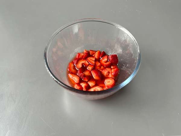 Pavê de morango, a sobremesa gelada e cremosa feita de morangos e leite condensado - Preparação Passo 1