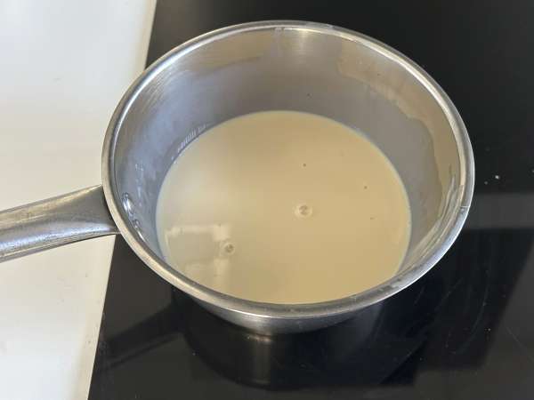 Pavê de morango, a sobremesa gelada e cremosa feita de morangos e leite condensado - Preparação Passo 2