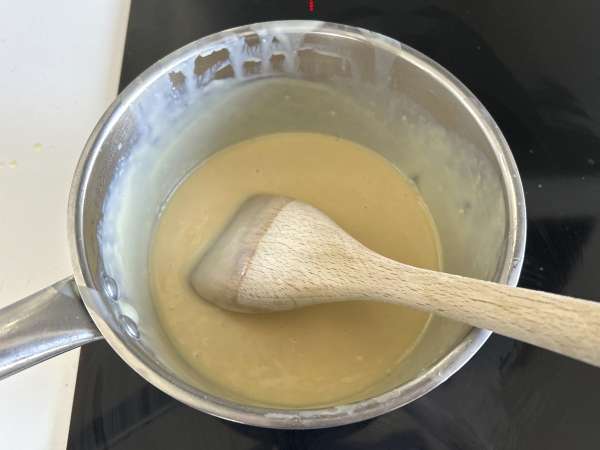 Pavê de morango, a sobremesa gelada e cremosa feita de morangos e leite condensado - Preparação Passo 3