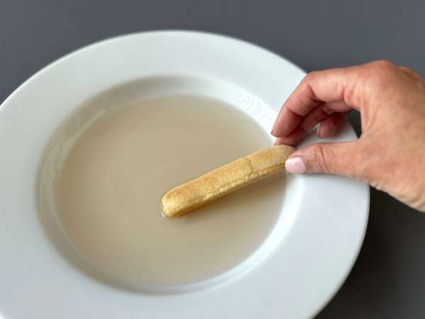Pavê de morango, a sobremesa gelada e cremosa feita de morangos e leite condensado - Preparação Passo 4