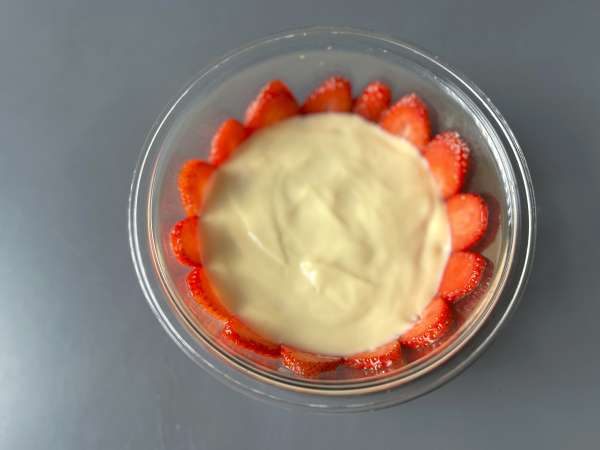 Pavê de morango, a sobremesa gelada e cremosa feita de morangos e leite condensado - Preparação Passo 5