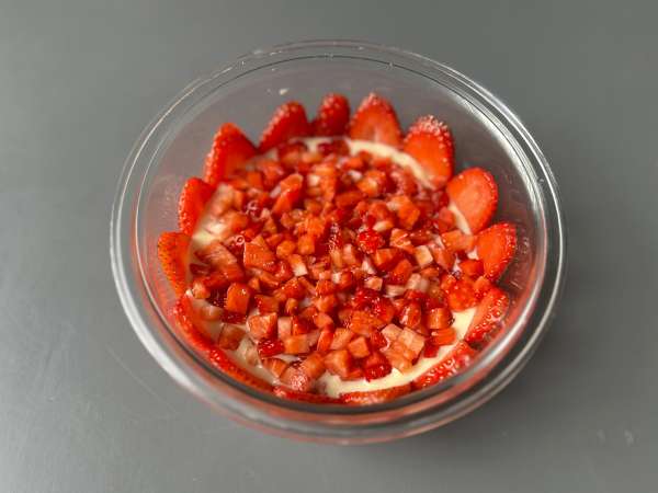 Pavê de morango, a sobremesa gelada e cremosa feita de morangos e leite condensado - Preparação Passo 6