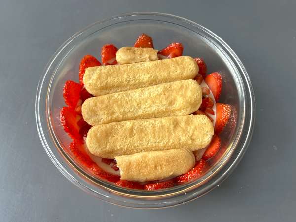 Pavê de morango, a sobremesa gelada e cremosa feita de morangos e leite condensado - Preparação Passo 7