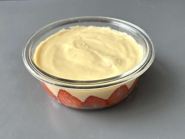 Pavê de morango, a sobremesa gelada e cremosa feita de morangos e leite condensado - Preparação Passo 8