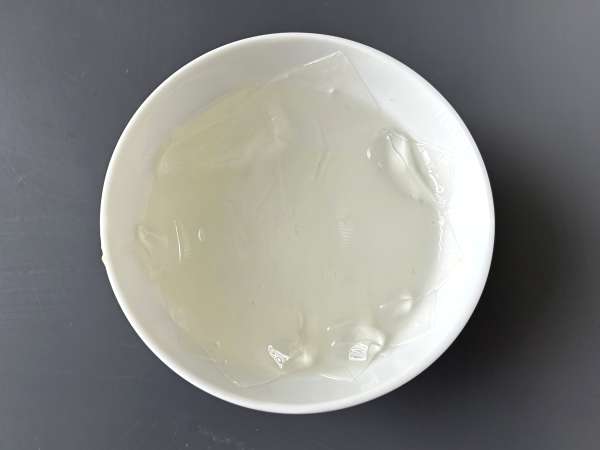 Pavê de morango, a sobremesa gelada e cremosa feita de morangos e leite condensado - Preparação Passo 9