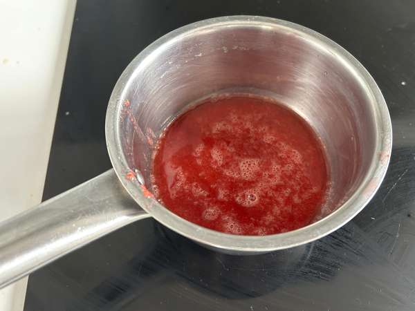 Pavê de morango, a sobremesa gelada e cremosa feita de morangos e leite condensado - Preparação Passo 10