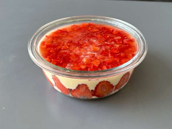 Pavê de morango, a sobremesa gelada e cremosa feita de morangos e leite condensado - Preparação Passo 11