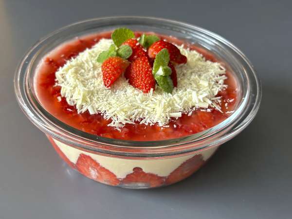 Pavê de morango, a sobremesa gelada e cremosa feita de morangos e leite condensado - Preparação Passo 12