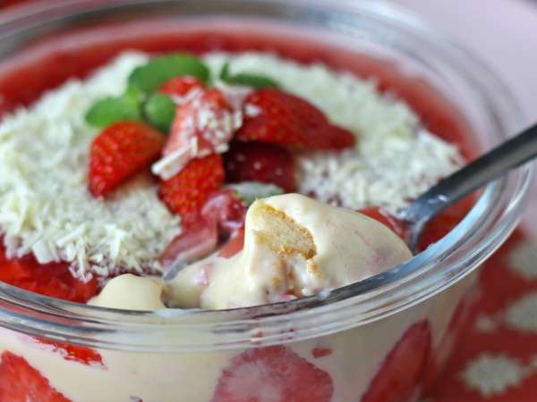 Pavê de morango, a sobremesa gelada e cremosa feita de morangos e leite condensado - Preparação Passo 13