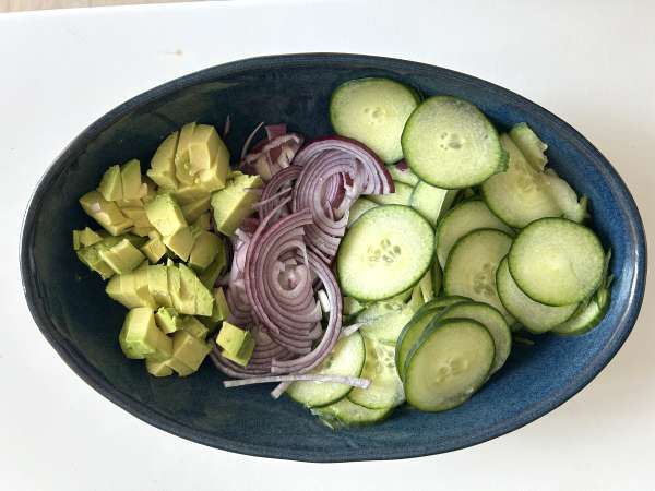 Salada de pepino, grão de bico, abacate e queijo feta - Preparação Passo 2