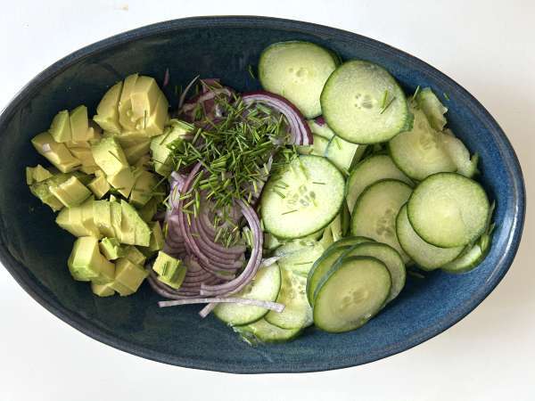 Salada de pepino, grão de bico, abacate e queijo feta - Preparação Passo 3