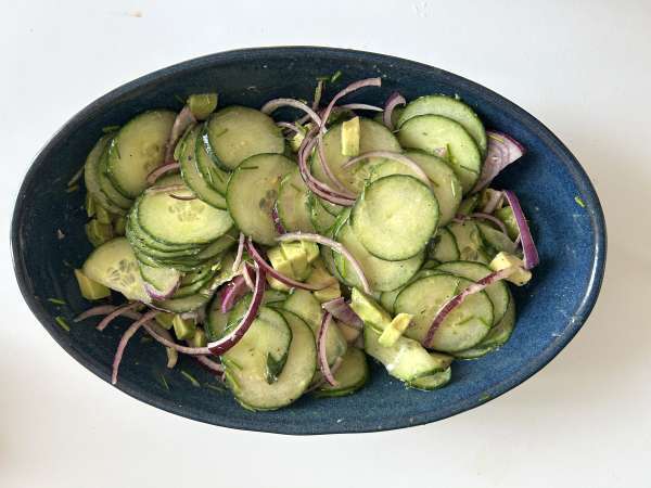 Salada de pepino, grão de bico, abacate e queijo feta - Preparação Passo 5